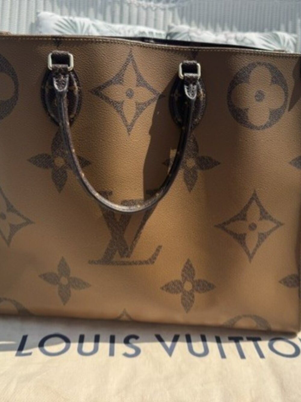 Louis Vuitton OnTheGo GM Tote – Giant Monogram (Authentic) - Picture 9 of 16